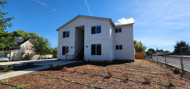 Building Photo - FREE RENT - Beautiful New Construction in McMinnville