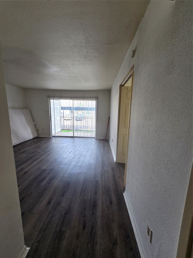 Building Photo - 2820 S Bartell Dr