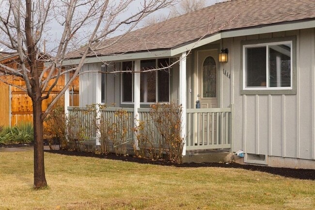 Building Photo - 1444 NW Canyon Dr