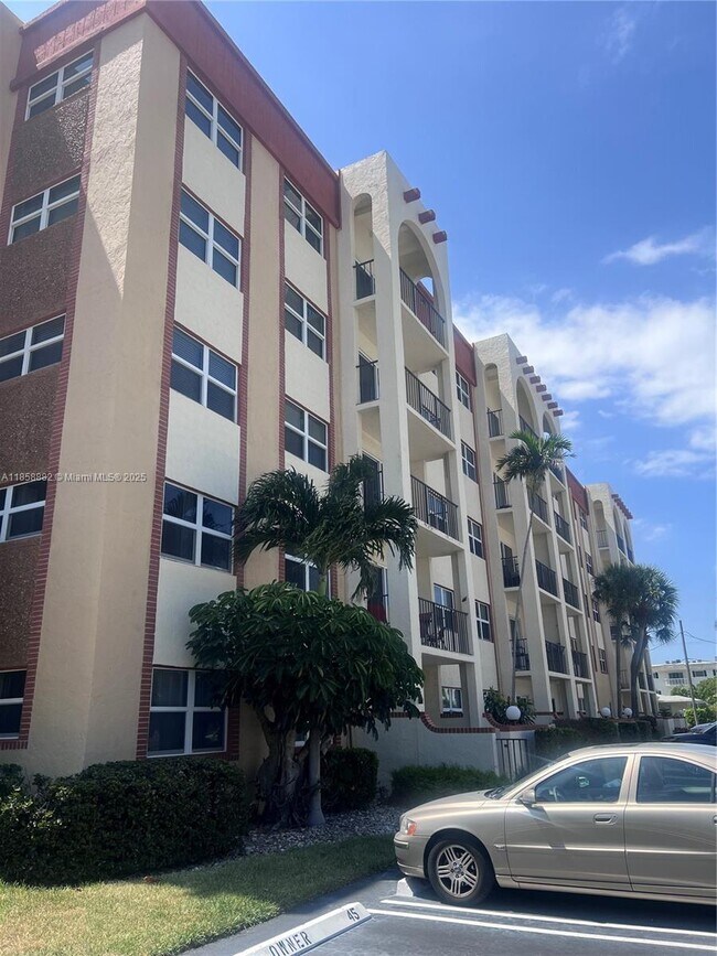 Building Photo - 400 N Riverside Dr