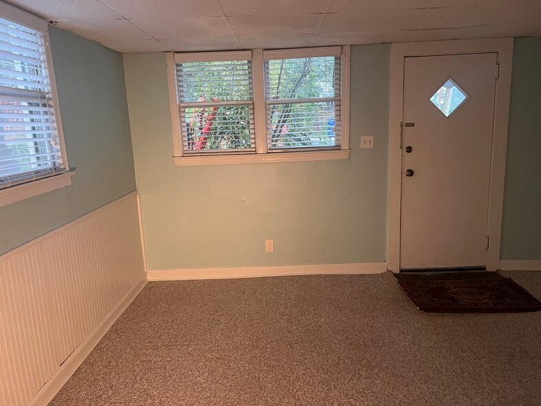 Entry way to Living room - 1377 Scott Blvd