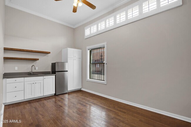 Building Photo - 5753 W Glendale Ave