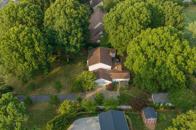 Building Photo - 4BR Golf Course Home in Bermuda Run with EV Charger