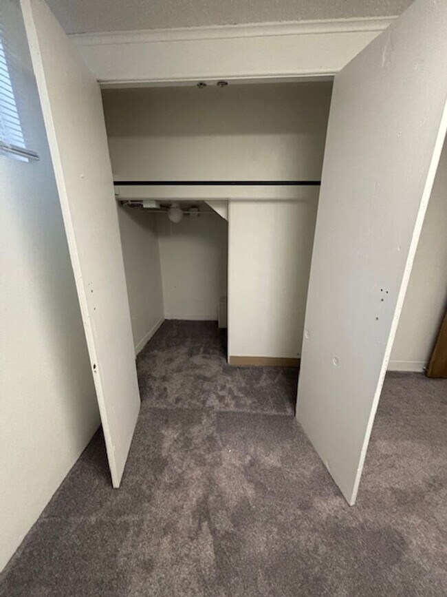 Building Photo - 419 W 5th Ave