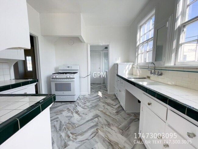 Building Photo - 5353 1/2 La Cresta Ct-