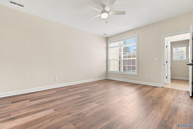 Building Photo - 1003 Scarlet Woods