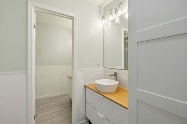 Building Photo - Charming Townhouse Retreat for Rent!