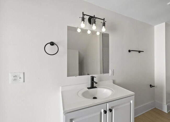 Building Photo - 308 S Highland Ave