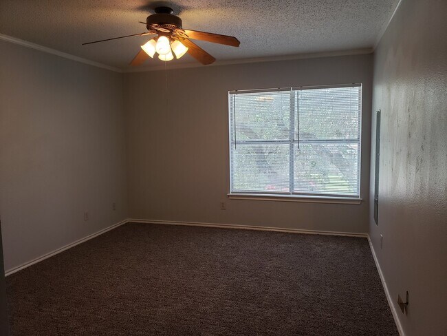 Building Photo - 425 Twin Point Creek