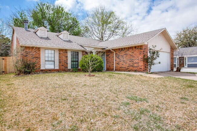 Building Photo - Beautiful 3-Bedroom Home Near Dining and Shopping with Spacious Backyard