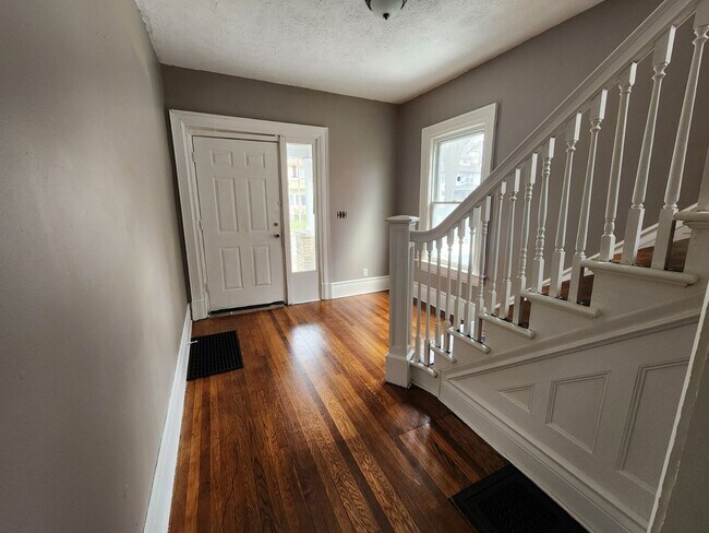 Building Photo - Four Bedroom Single Family Home!