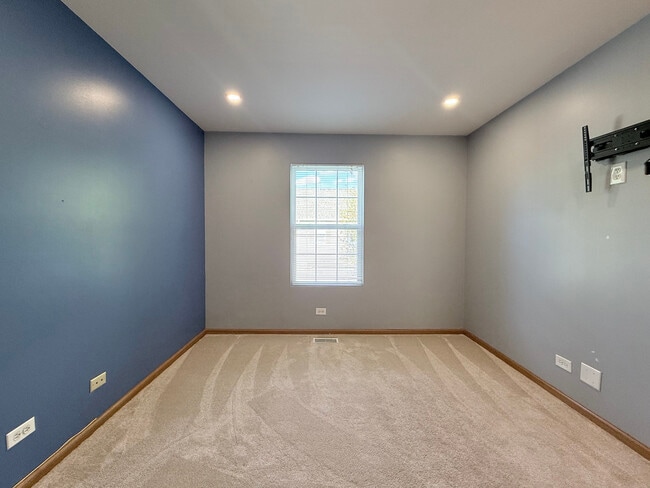 Building Photo - 239 Springbrook Trail S