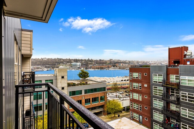 Building Photo - SLU Top Floor 1 Bedroom Condo with View