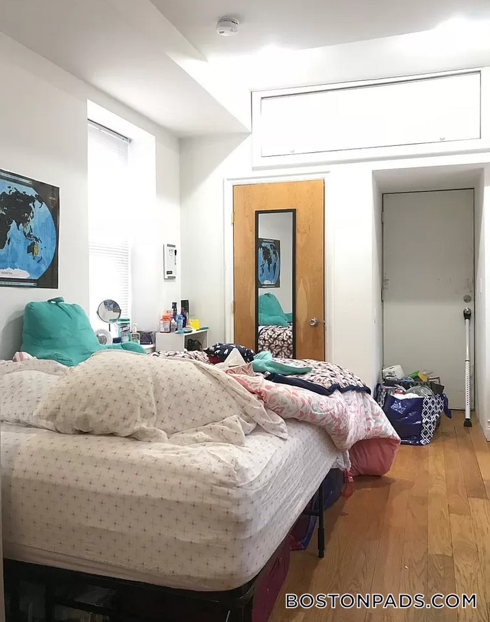 Building Photo - 64 Louis Prang St