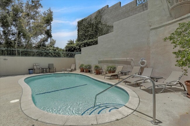 Building Photo - 390 S Sepulveda Blvd