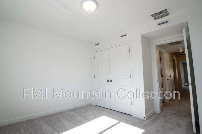 Building Photo - 2484 Wildwood Ln