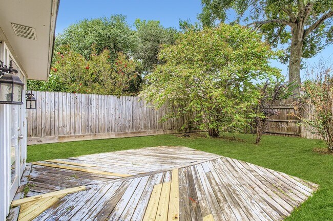 Building Photo - 15710 Sandy Hill Dr