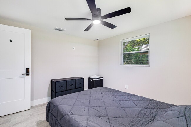 Building Photo - Englewood Padsplit Co-living Affordable Ho...
