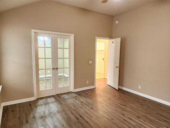 Building Photo - 220 Dana Dr
