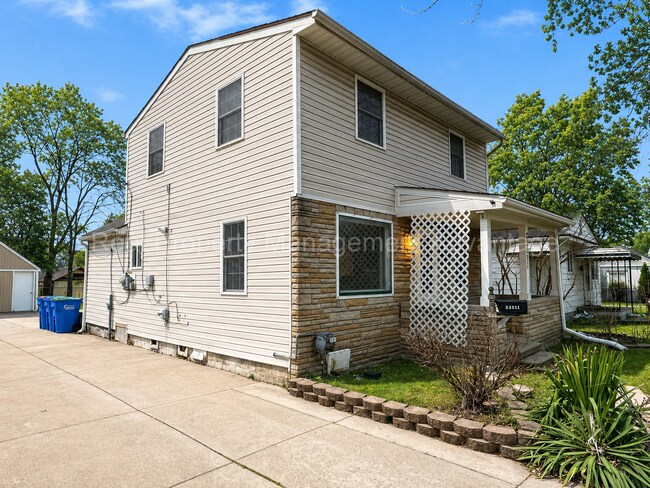 Building Photo - Cute Three-Bedroom with Large Deck!