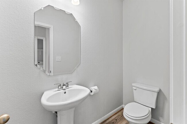 Building Photo - 100 Elm Br Trl