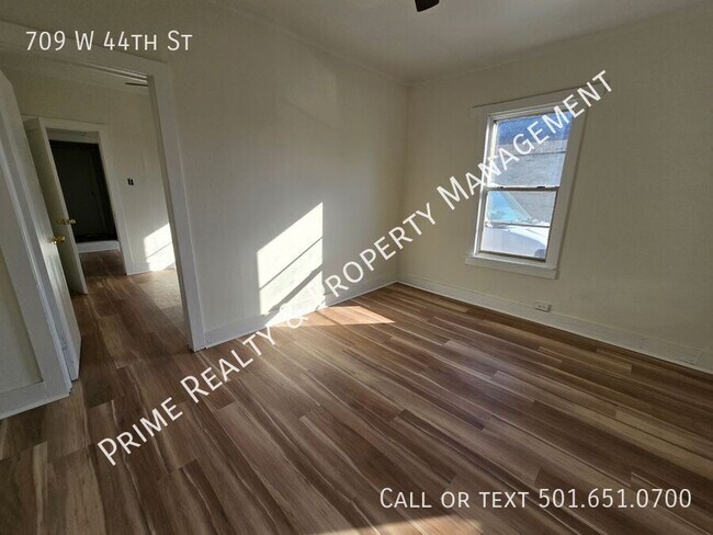 Building Photo - 709 W 44th St