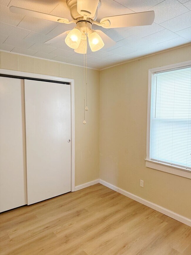 Building Photo - For Rent...850 Rice St, Wood River, IL 62095