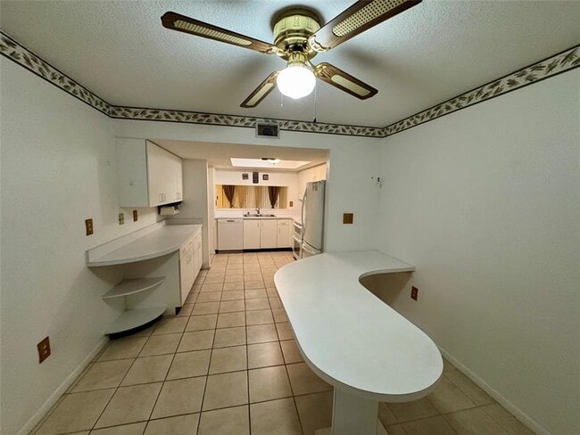 Building Photo - 604 N University Dr