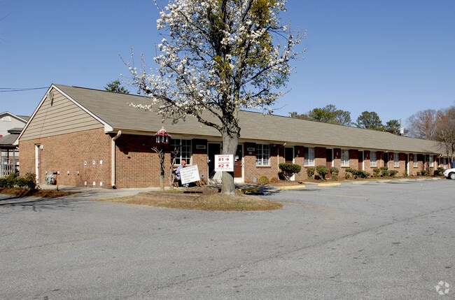 Building Photo - The Oasis Apartments