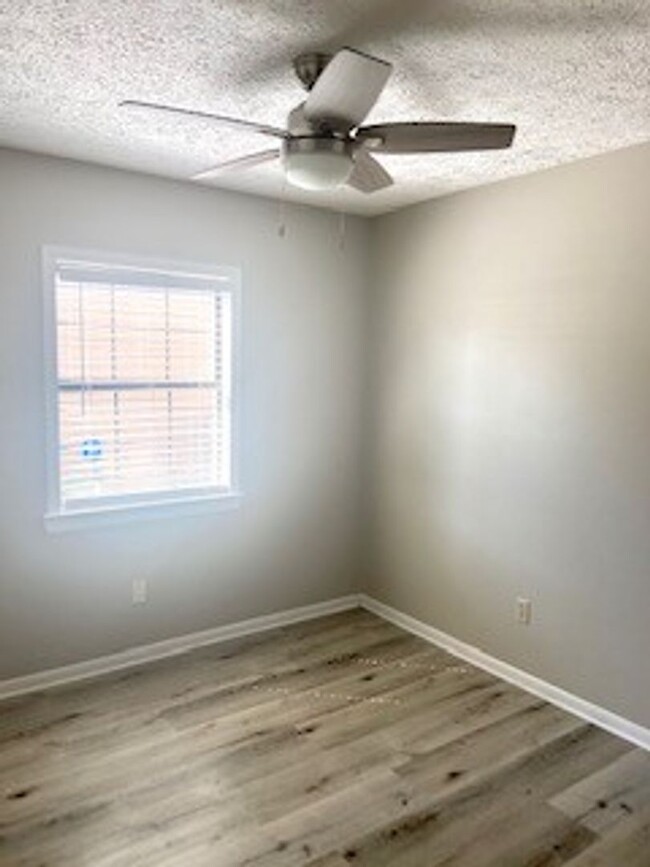 Building Photo - Beautiful home on quiet cul-de-sac! Very c...