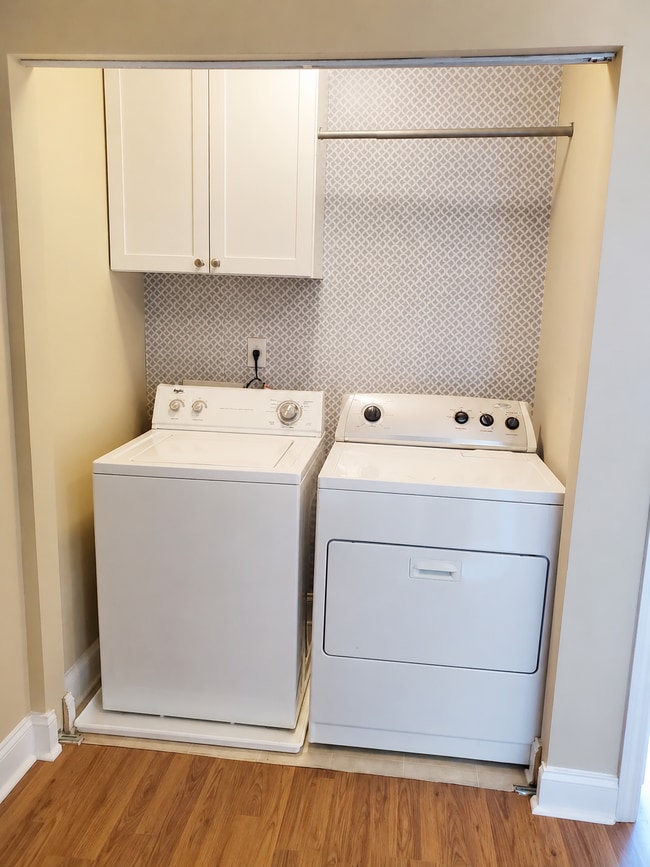 Building Photo - Beautiful Townhouse in West Ashley with Screened in Porch