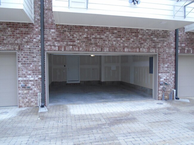 Building Photo - 3 bed/3 bath with Attached 2 Car Garage in East Nashville