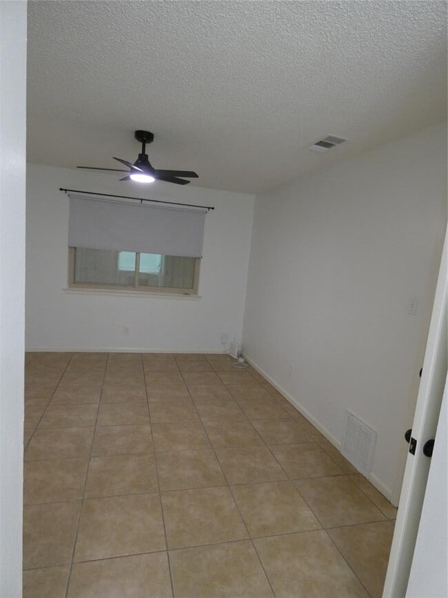 Building Photo - 2203 Western Trails Blvd