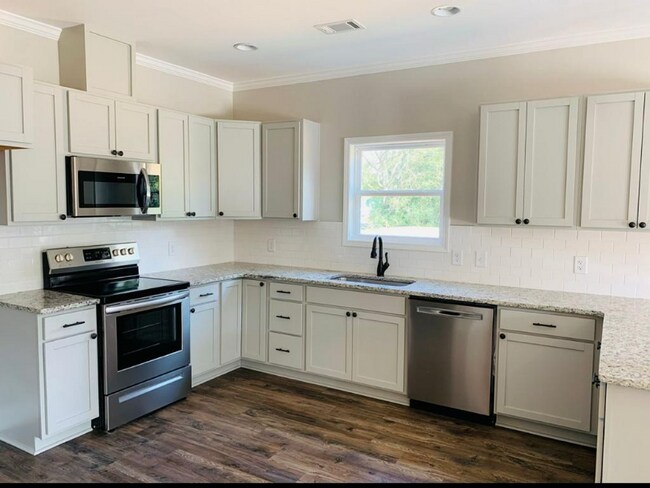 Building Photo - 106B Elm St