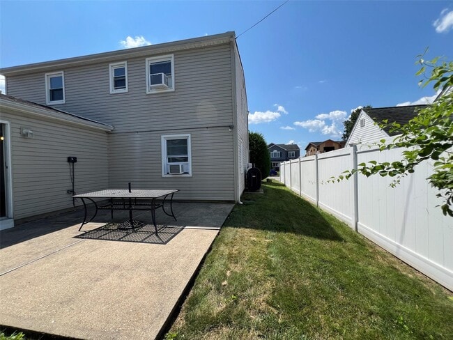 Building Photo - 30 Castle Ln