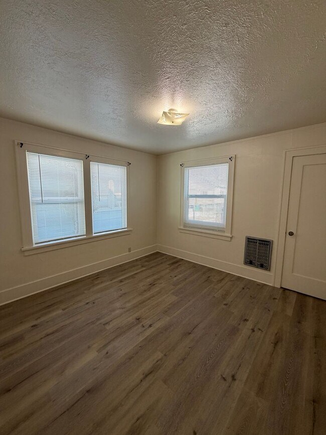 Building Photo - Large 3 bed 2 bath located close to downtown