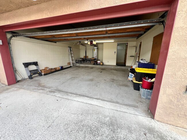 Building Photo - Grand Ave Barakat