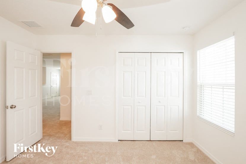 Building Photo - 5086 Royal Point Ave