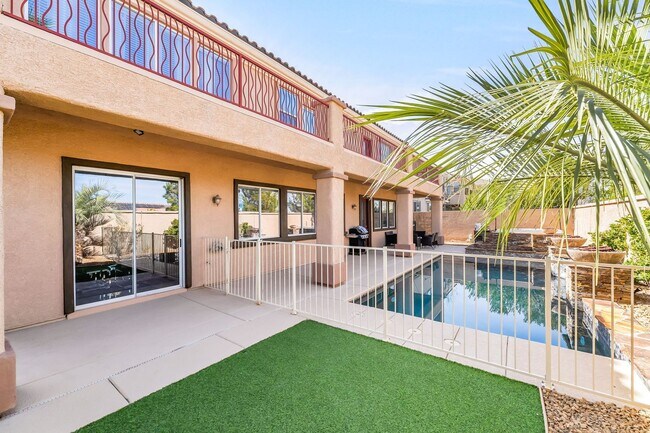 Building Photo - Fully Furnished Luxury Living with Expansive, Move-In Ready Comfort!