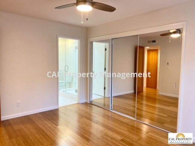 Building Photo - Stunning 2 Bed/2 Bath Condo Located in Mon...
