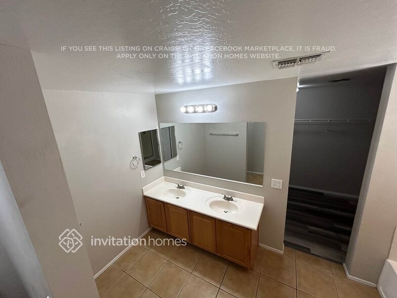 Building Photo - 3115 W Pleasant Ln