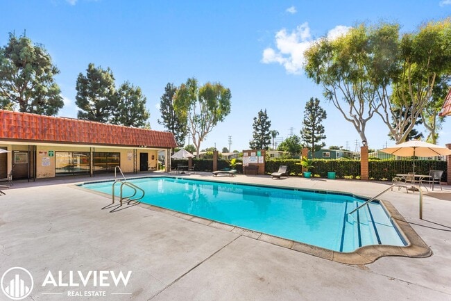 Building Photo - Stylish and beautiful 3-Bed Home with Land...