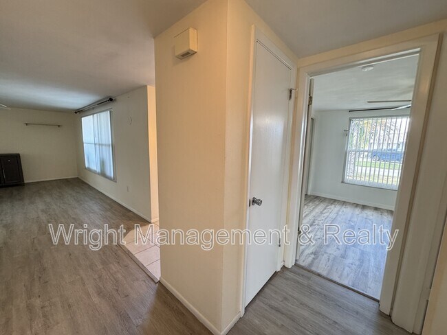 Building Photo - 10921 Norwood Ave
