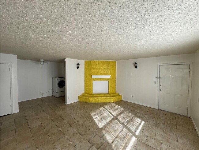 Building Photo - 401 SE 12th St