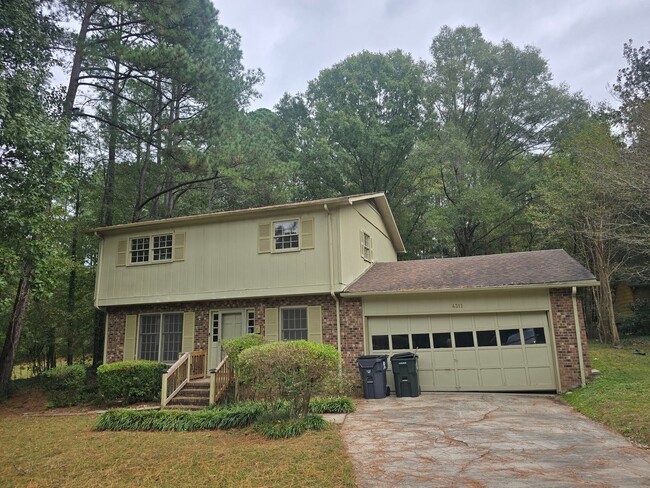 Building Photo - Is It Durham or Chapel Hill? Amazing Location!