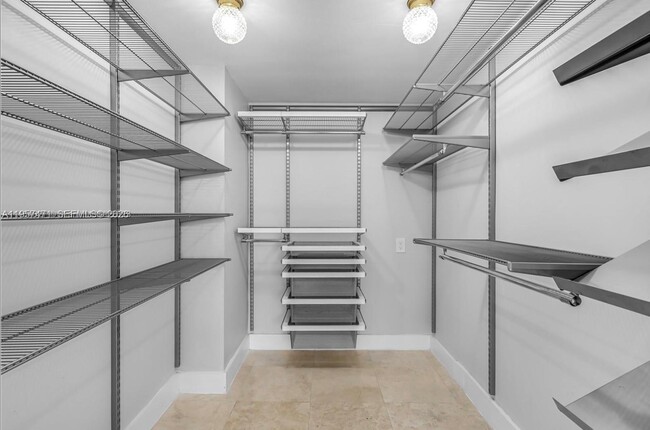 Building Photo - 1345 Lincoln Rd