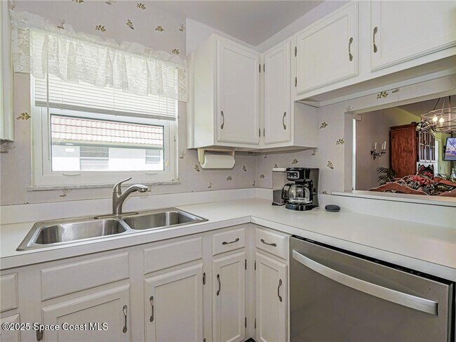 Building Photo - 1 Vista Palm Ln