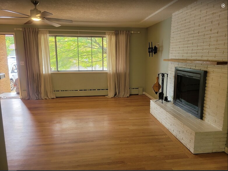 Living room - 5252 NE 49th Ave