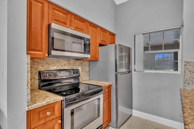 Building Photo - 2841 N Oakland Forest Dr