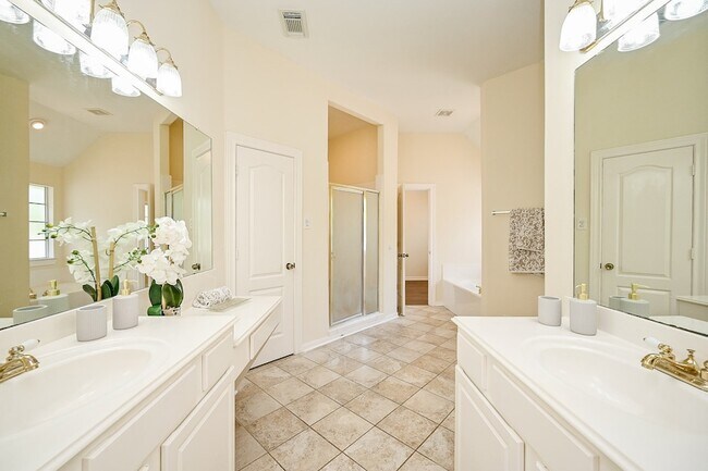 Building Photo - 1547 Lakeside Enclave Dr